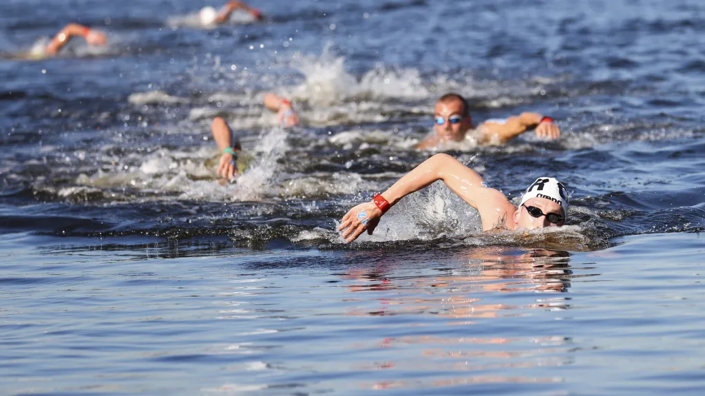 Florian Wellbrock v čele závodu na 10 kilometrů