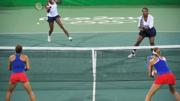 Barbora Strýcová a Lucie Šafářová v zápase proti sestrám Williamsovým na OH v Riu de Janeiro