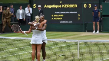 Vítězka Wimbledonu Serena Williamsová se po zápase objímá s Angelique Kerberovou