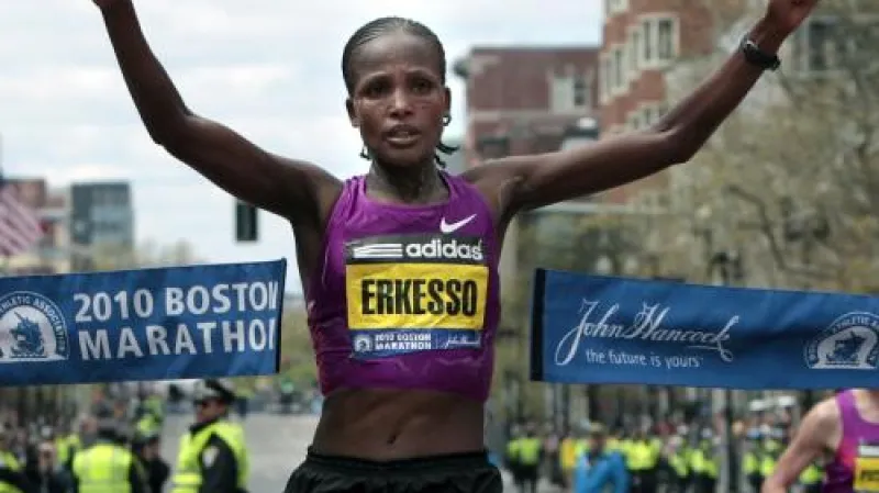 Teyba Erkessová se raduje z maratonského vítězství v Bostonu