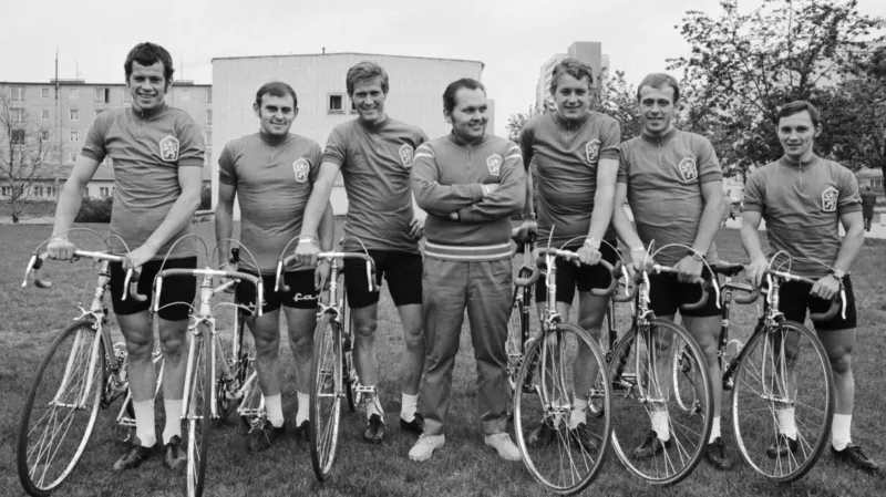 Antonín Bartoníček (zcela vlevo) a československé družstvo pro Závod míru 1972