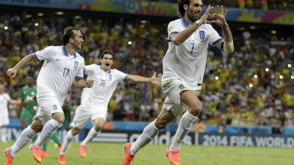Jorgos Samaras slaví vítězný gól do sítě Pobřeží slonoviny