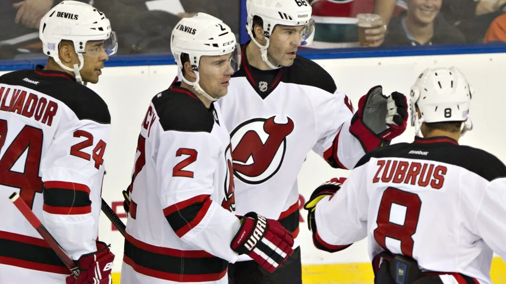 Jaromír Jágr oslavuje gól se svými spoluhráči