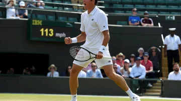 Milos Raonic slaví postup do semifinále Wimbledonu