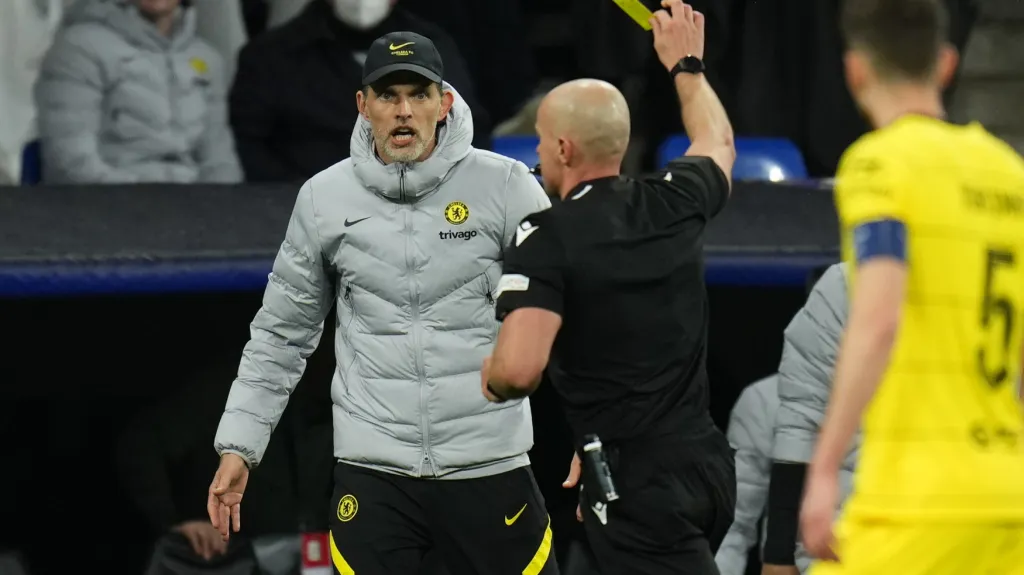 Kouč Chelsea Thomas Tuchel dostává žlutou kartu