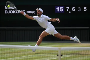 Djokovič vzal ve Wimbledonu rekord Federerovi a je ve čtvrtf...