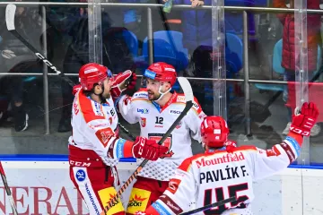 Obránce Mountfieldu HK Graeme McCormack slaví gól