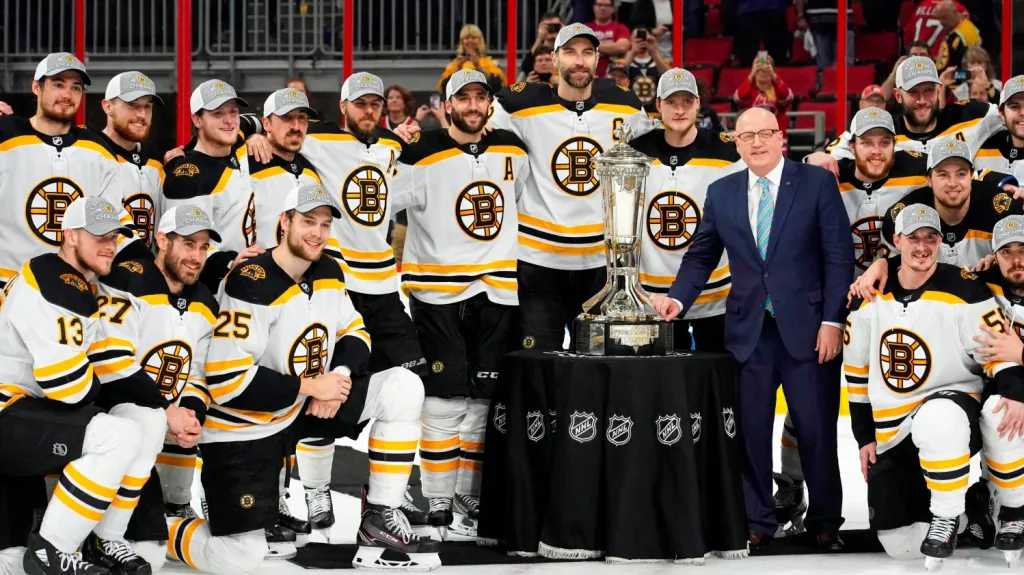 Hokejisté Bostonu s trofejí pro vítěze finále Východní konference NHL