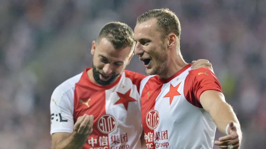 Vladimír Coufal se raduje z branky s Josefem Hušbauerem