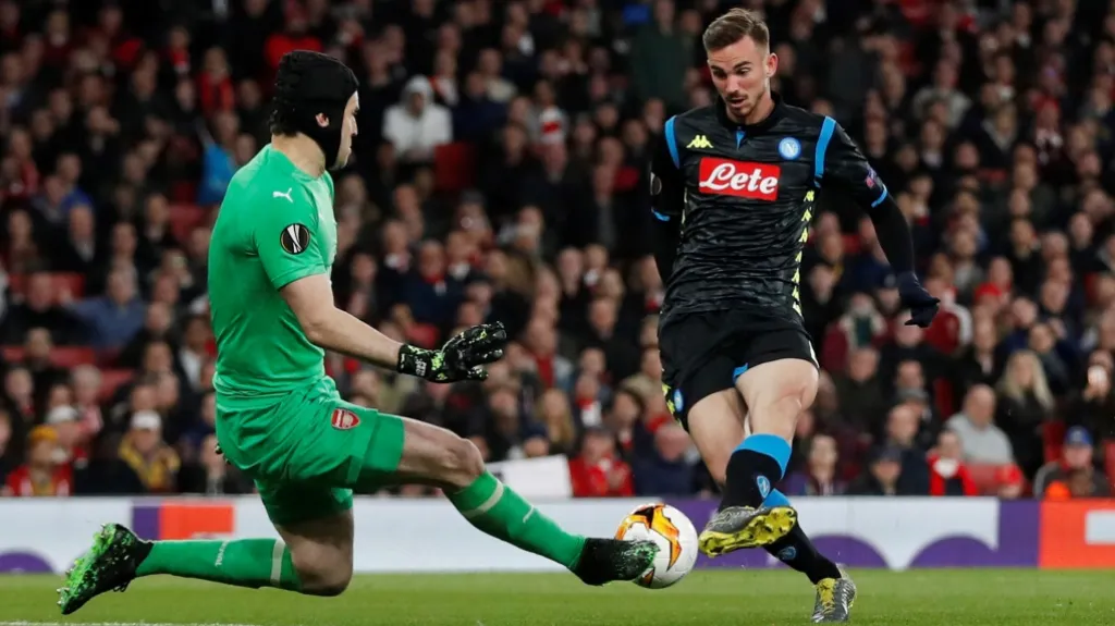 Brankář Petr Čech kryje šanci Fabiána Ruize z Neapole