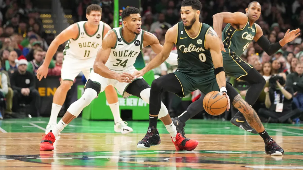 Jayson Tatum z Bostonu dribluje s míčem před Janisem Antetokounmpem
