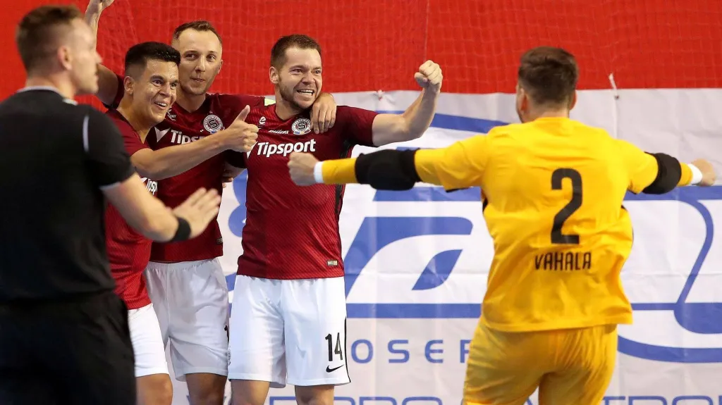 Futsalisté Sparty se radují z gólu v utkání Ligy mistrů