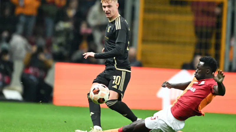 Adam Karabec v duelu s Galatasarayem