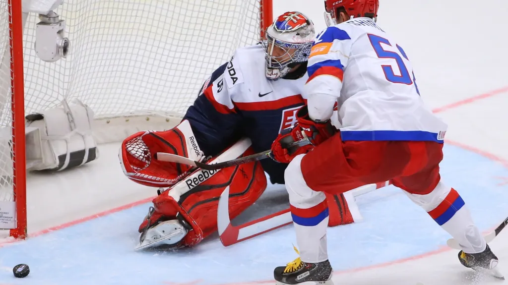 Rus Sergej Širokov se snaží překonal Júliuse Hudáčka ze Slovenska