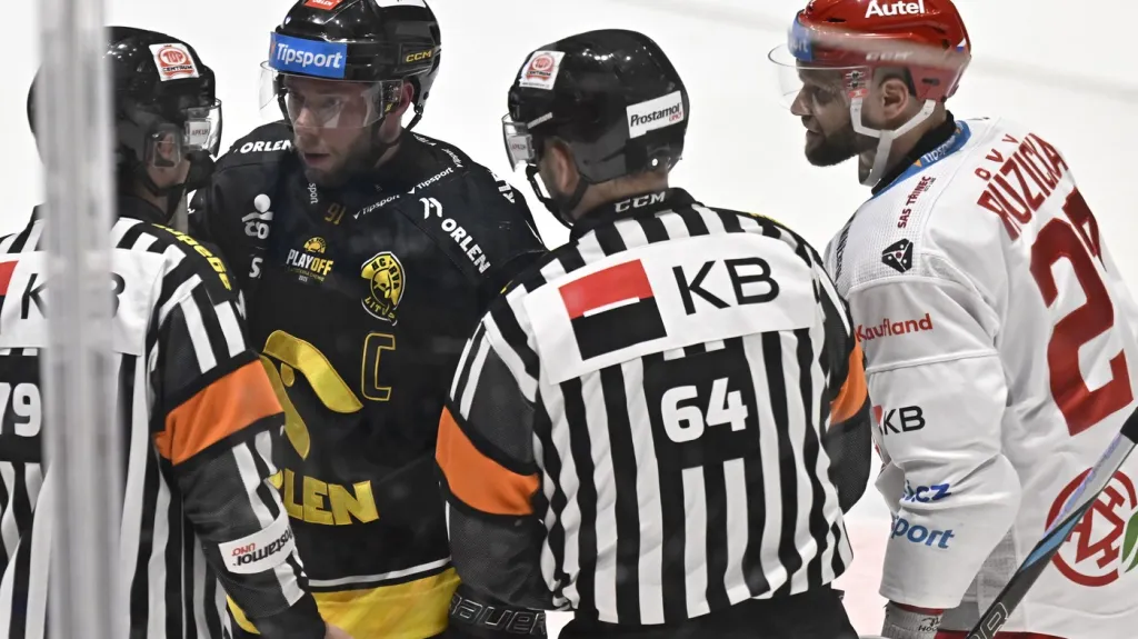 Litvínovský kapitán Matúš Sukeľ a Martin Růžička z Třince v komunikaci s rozhodčími