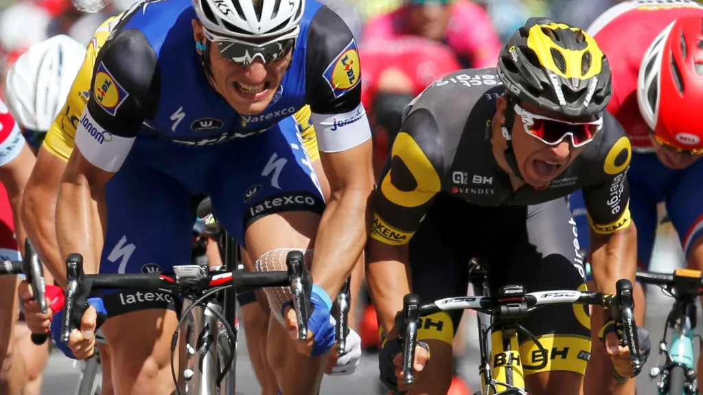 Souboj Marcela Kittela a Bryana Coquarda v cílové rovince 4. etapy Tour de France