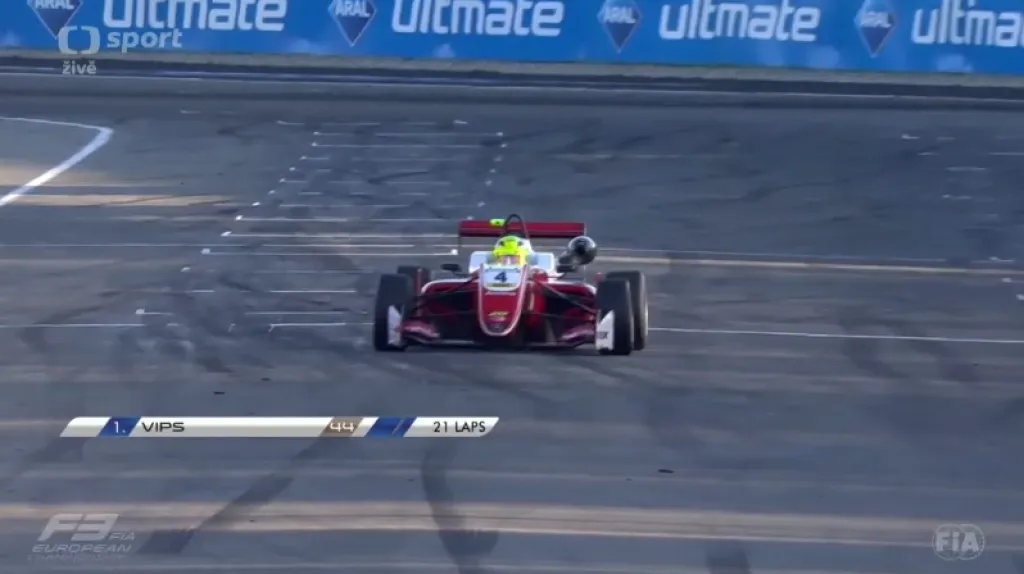 Závodník Mick Schumacher má první titul