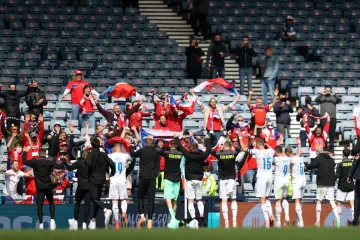 Čeští fotbalisté se radují s fanoušky z výhry