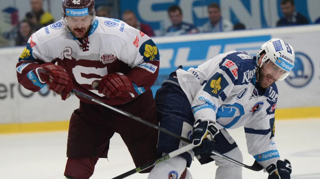 Michal Barinka v souboji s plzeňským Nicholasem Johnsonem