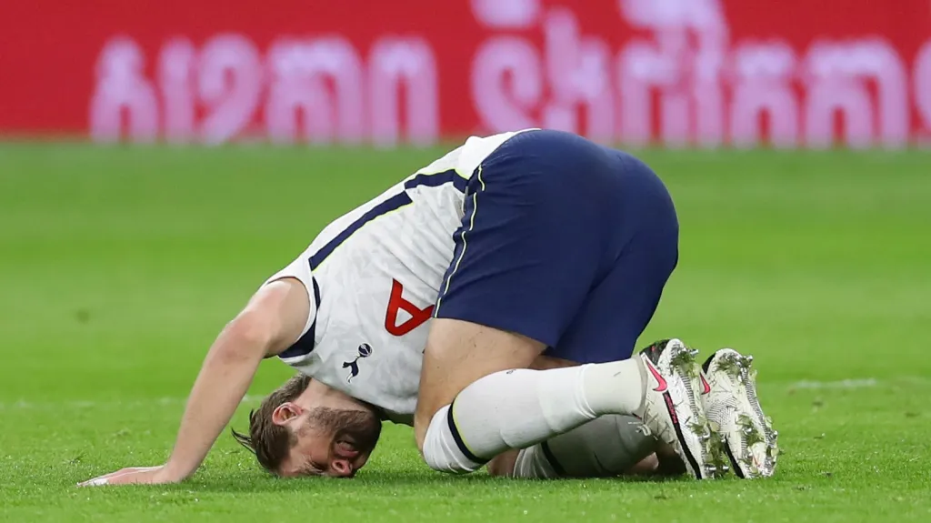 Zraněný Harry Kane z Tottenhamu v utkání s Liverpoolem