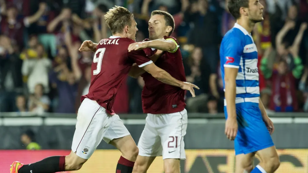 Bořek Dočkal (vlevo) s Davidem Lafatou ze Sparty slaví gól v síti Zwolle