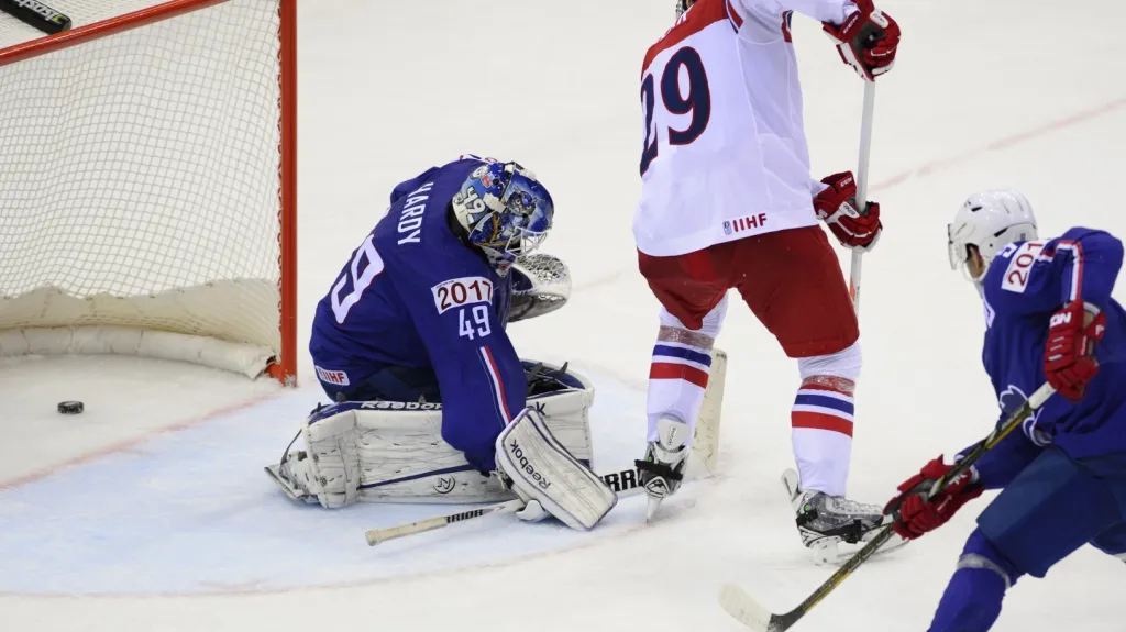 Jan Kolář střílí vítězný gól do sítě Francie