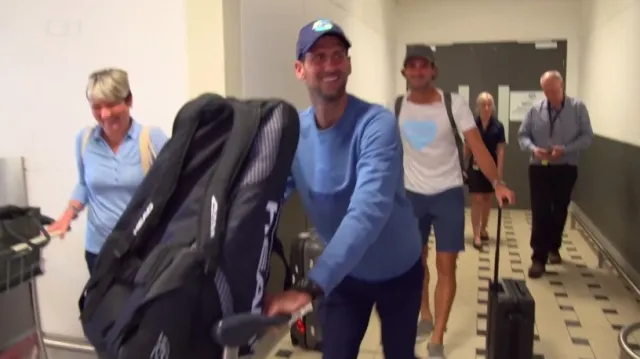 Australské úřady zrušily Djokovičovi vízum, zatím zůstává v detenčním hotelu