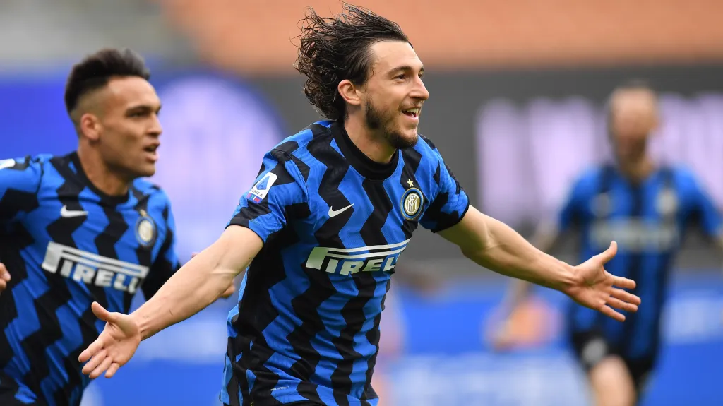 Matteo Darmian z Interu (uprostřed) oslavuje gól