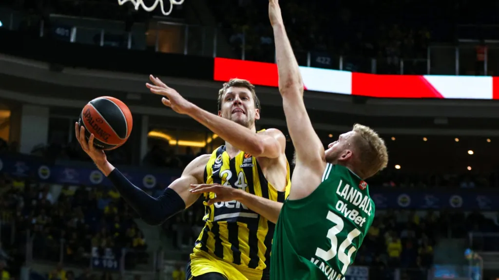 Jan Veselý v zápase s Žalgirisem