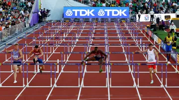 Finále běhu na 110 metrů překážek patřilo Hollowayovi