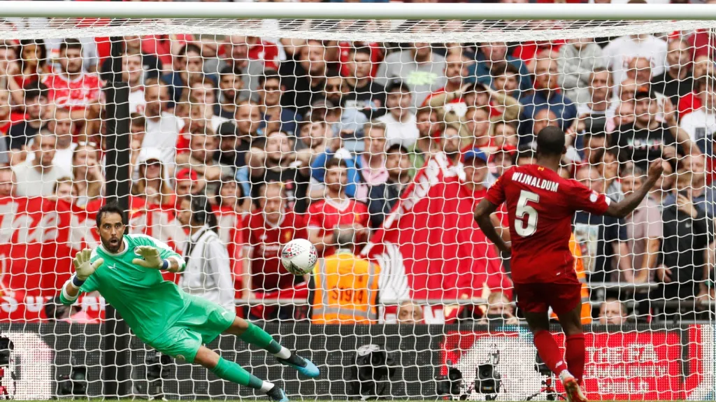 Brankář Claudio Bravo likviduje penaltu Georgina Wijnalduma