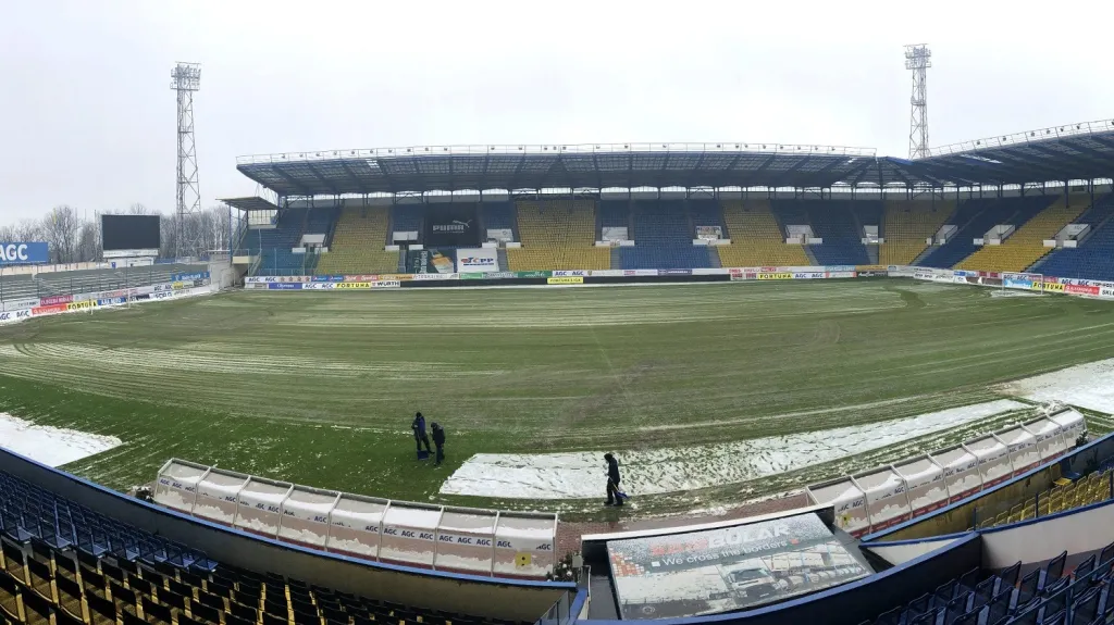 Podmáčený trávník na teplickém stadionu
