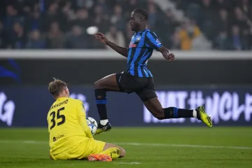 Brankář Slavie Jakub Markovič čelí šanci Bergama