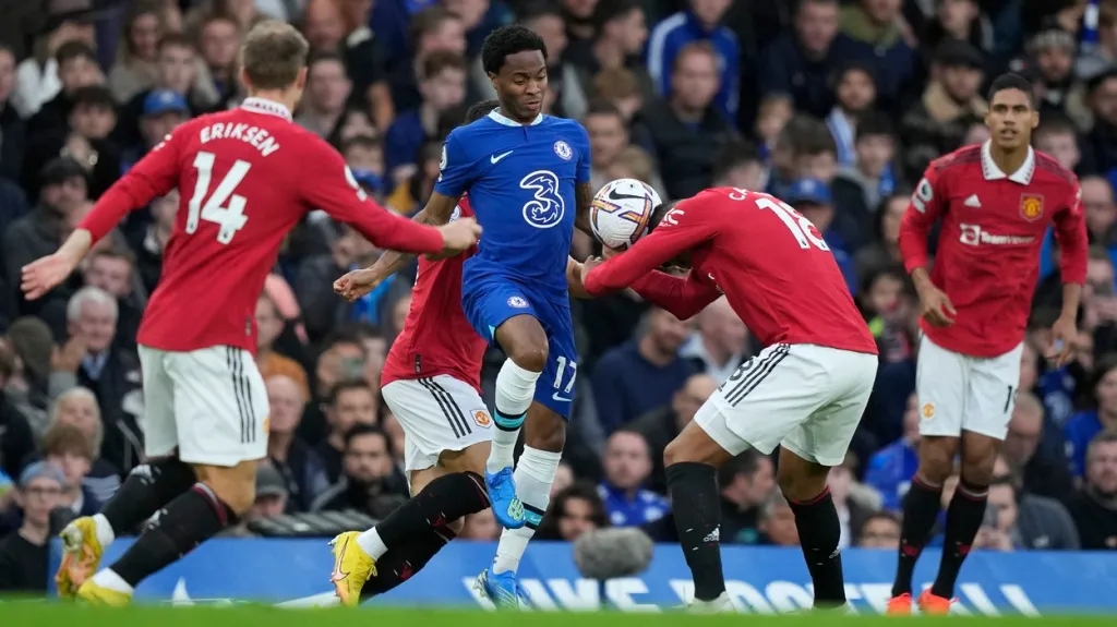 Chelsea (v modrém) přišla o výhru nad Manchesterem United v nastavení