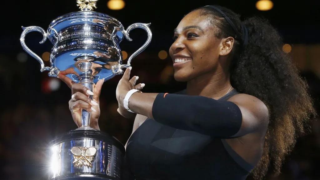 Serena Williamsová s trofejí pro vítěze Australian Open