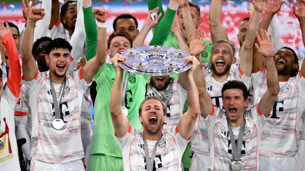 Harry Kane oslavuje se spoluhráči zisk titulu