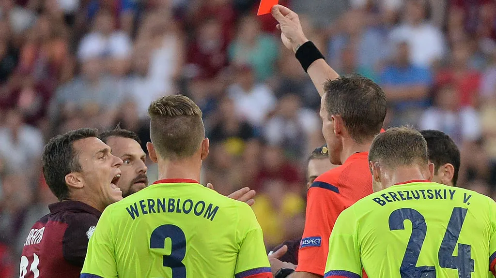 Marek Matějovský dostává červenou kartu v utkání s CSKA Moskva