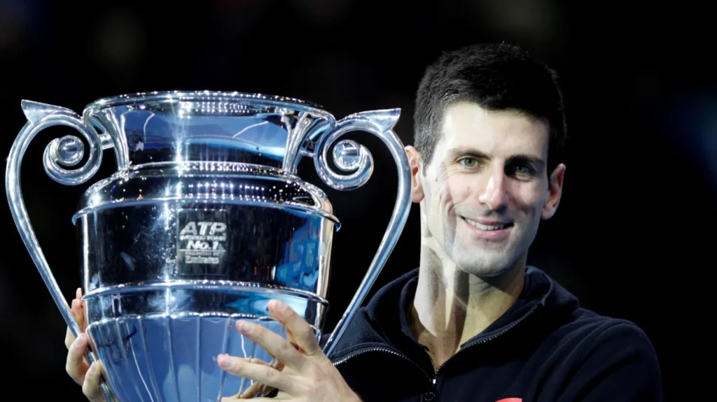 Novak Djokovič s trofejí pro vítěze Turnaje mistrů