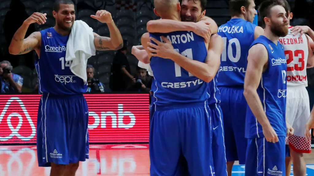 Čeští basketbalisté slaví postup do čtvrtfinále ME 2015