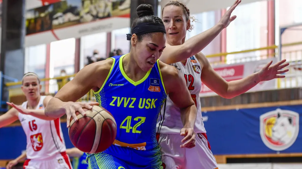 Brionna Jonesová z USK Praha a Klára Marečková z Hradce Králové