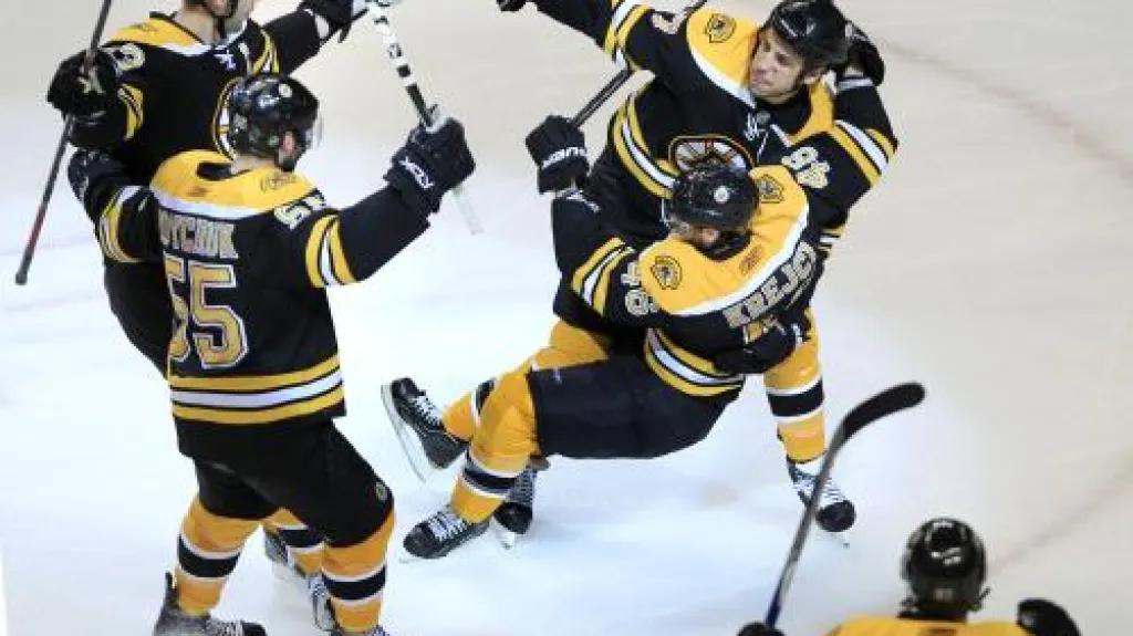 David Krejčí se raduje se spoluhráči