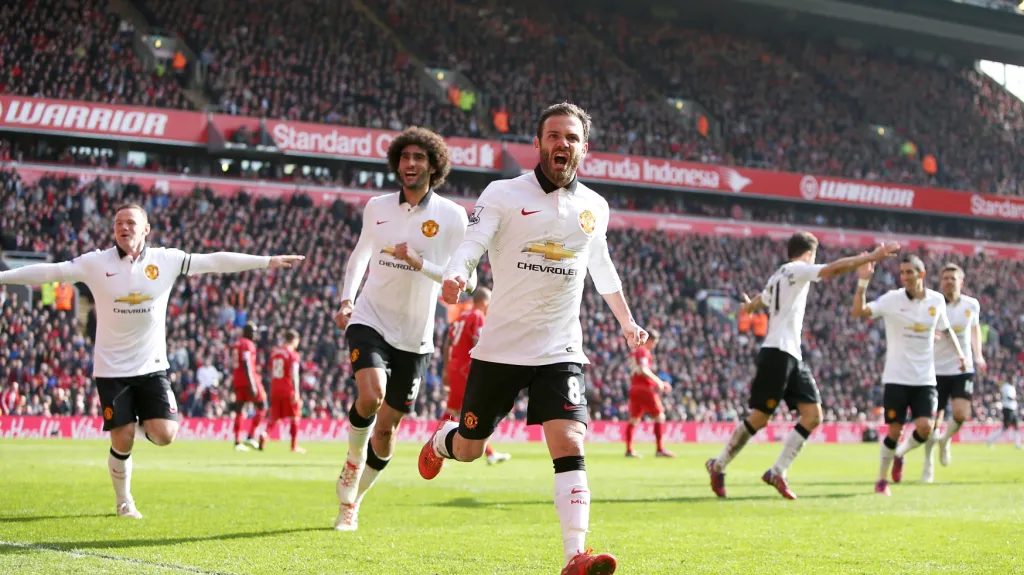 Juan Mata (v popředí) slaví se svými spoluhráči z Manchesteru United vstřelenou branku