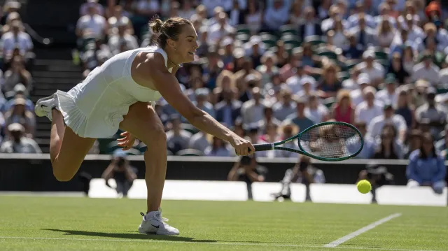 Sabalenková prošla do semifinále až po boji