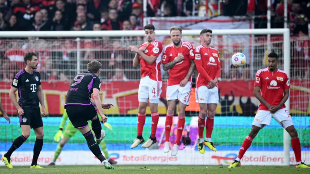 Harry Kane z Bayernu střílí gól v Bundeslize
