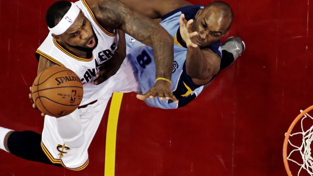 LeBron James střílí koš proti Memphisu