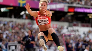 Eliška Klučinová v dálce