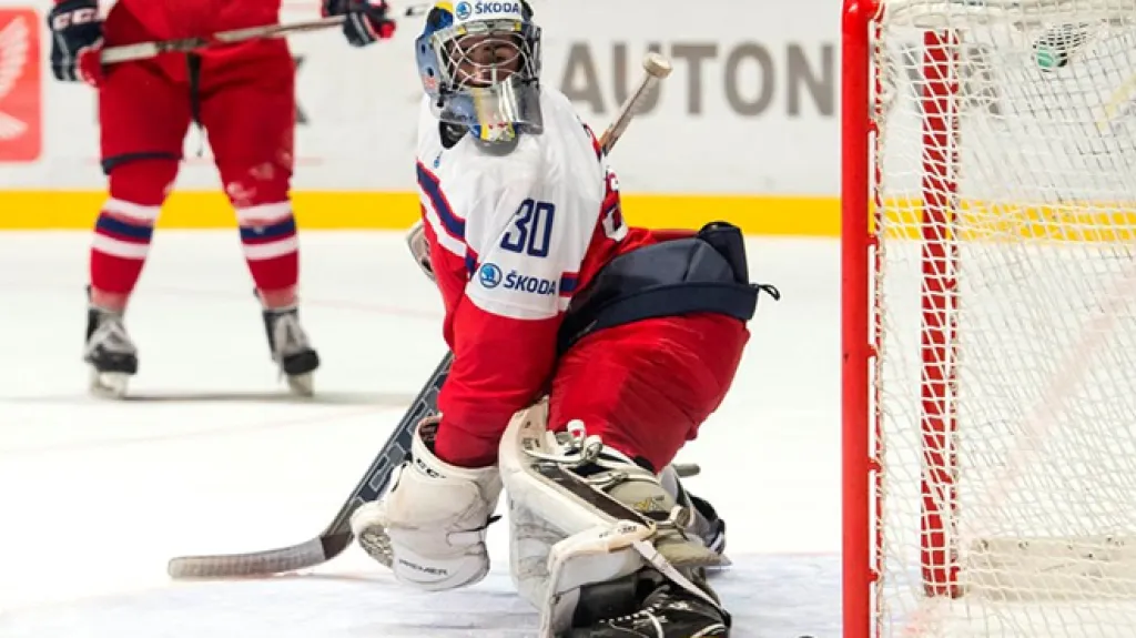 Jiří Patera se ohlíží za pukem směřujícím do branky