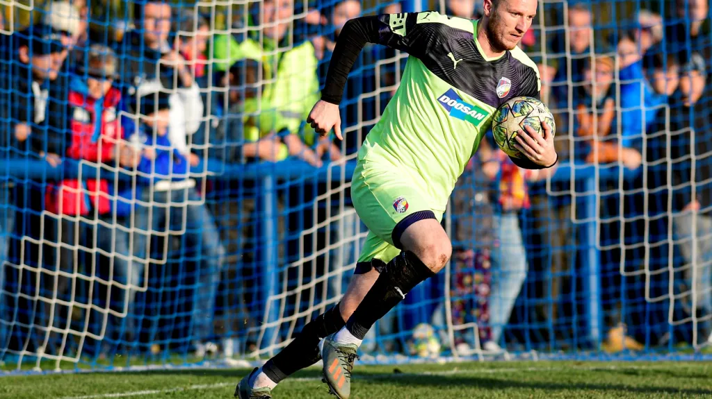 Plzeňský Michael Krmenčík po vstřeleném gólu spěchá na polovinu hřiště