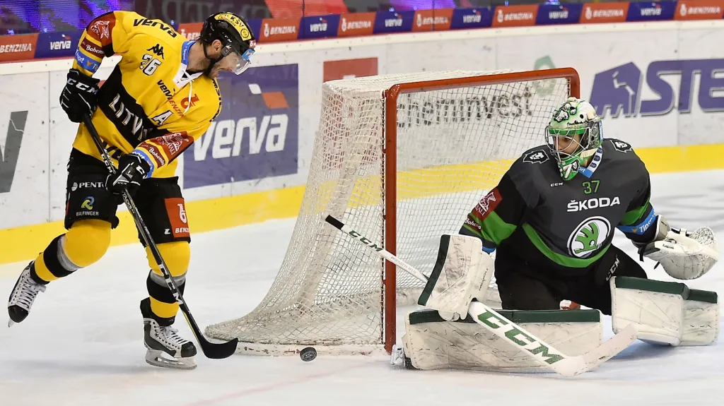 Viktor Hübl z Litvínova se snaží překonat brankáře Mladé Boleslavi Gašpera Krošelje