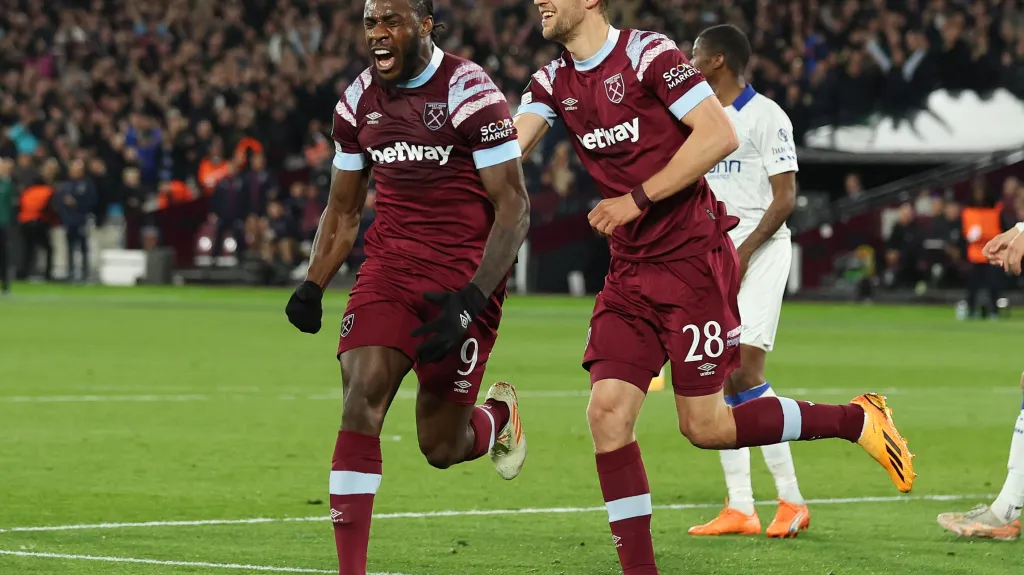 Michail Antonio a Tomáš Souček oslavují gól West Hamu